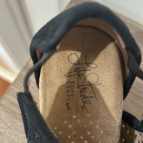 LIFE STRIDE SOFT SYSTEM WEDGE BLACK LASER CUT SLIP IN SANDALS SIZE 9.5m - Picture 5 of 8